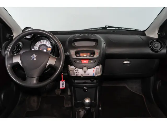 Peugeot 107 1.0 Envy 2013 Benzine 10