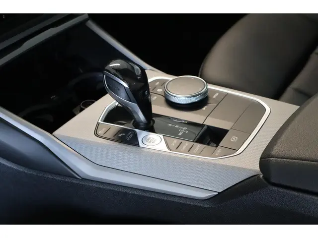 BMW 3 Serie Touring 318i Executive Edition 2021 Benzine 26
