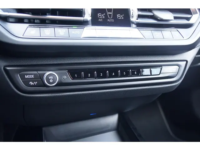 BMW 1 Serie 118i Executive Edition 2020 Benzine 43