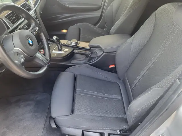 BMW 3 Serie Touring 320i Executive / sport 2017 Benzine 8