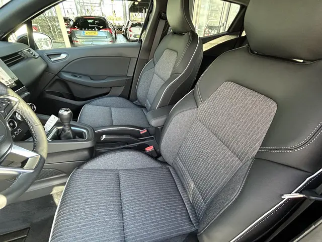 Mitsubishi Colt 1.0T MT First Edition 2025 Benzine 7