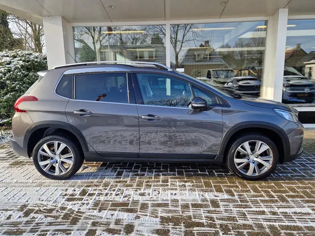 Peugeot 2008 1.2 PureTech Blue Lease Allure 2019 Benzine 2