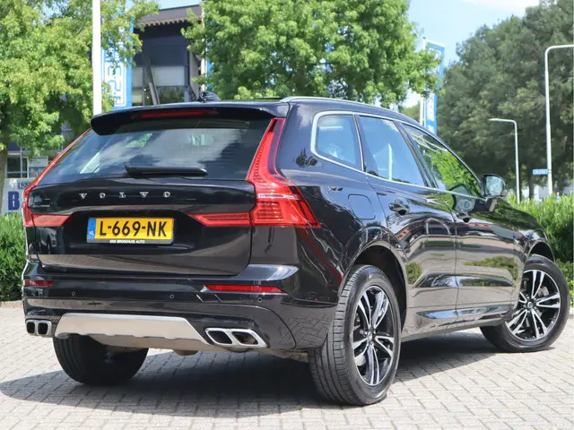 Volvo XC60 2.0 B5 250 PK Momentum Exclusive 2021 Benzine 2