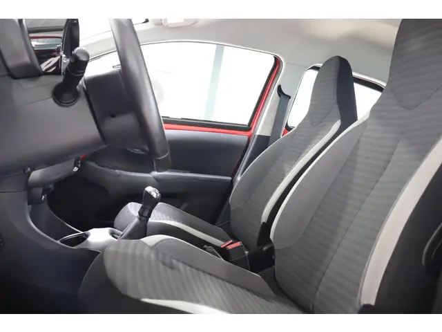 Toyota Aygo 1.0 VVT-i x-play 2020 Benzine 18