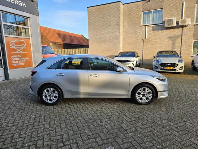 Kia Ceed 1.0 T-GDi DynamicLine 2023 Benzine 6