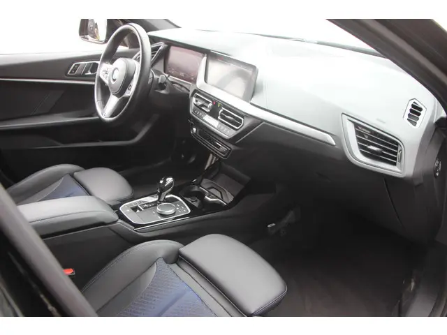 BMW 1 Serie 118i Executive Edition 2021 Benzine 8