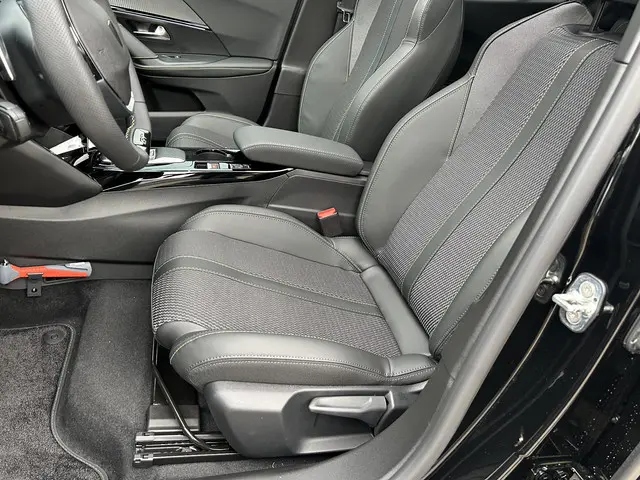 Peugeot 2008 1.2 Hybrid 145 PK GT 2025 Hybride Benzine 36