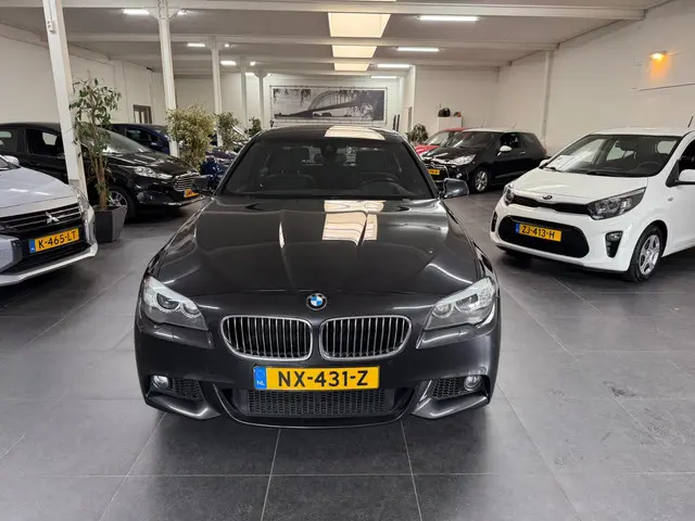 BMW 5 Serie 520i High Executive 2012 Benzine 2