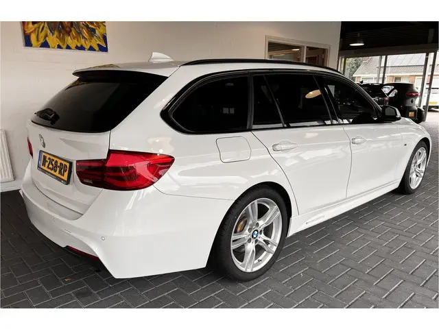 BMW 3 Serie Touring 318i M Sport 2019 Benzine 4