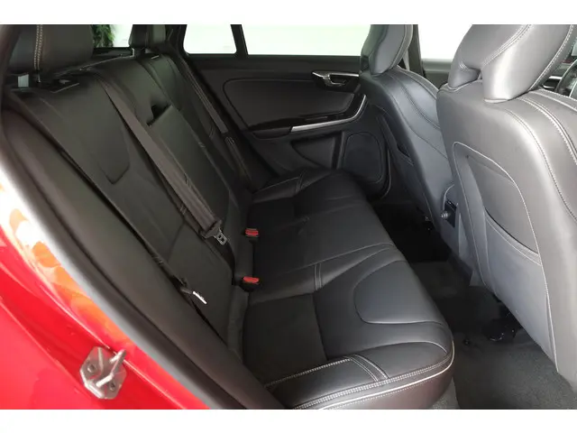 Volvo V60 2.0 T4 R-Design 2018 Benzine 14