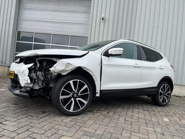 Nissan QASHQAI 1.2 Tekna - Front Schade - BPM 2014 Benzine 2