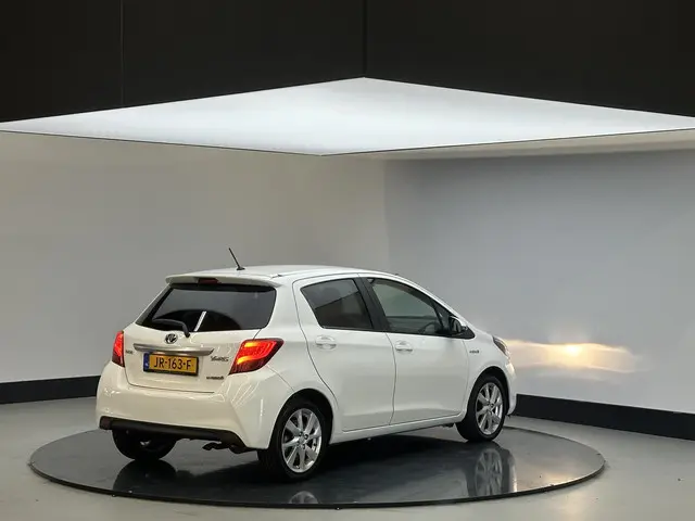 Toyota Yaris 1.5 Hybrid Comfort 2015 Hybride Benzine 9