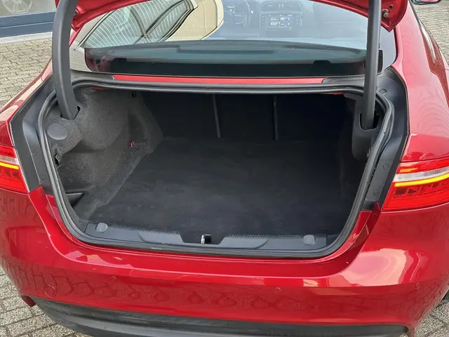 Jaguar XE 2.0 Portfolio 2015 Benzine 30