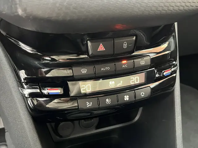 Peugeot 208 PureTech 110 Allure Automaat 2018 Benzine 17