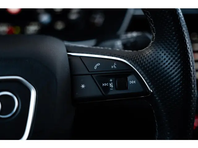 Audi Q3 45 TFSI e S edition 2022 Hybride Benzine 32