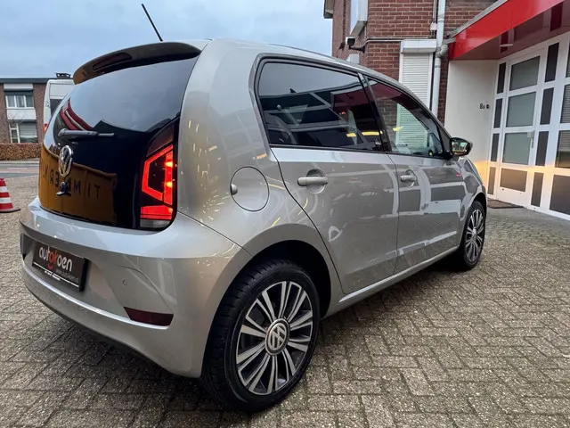 Volkswagen up! 1.0 BMT high up! 2018 Benzine 8