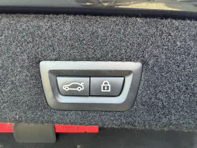 BMW 7 Serie 750i xDrive High Executive 2018 Benzine 37