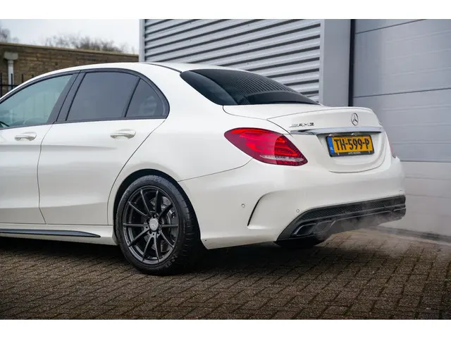 Mercedes-Benz C-Klasse AMG 63 2015 Benzine 32