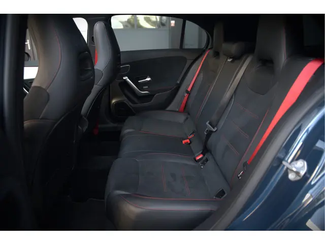 Mercedes-Benz A-Klasse AMG 35 4MATIC 2022 Benzine 70