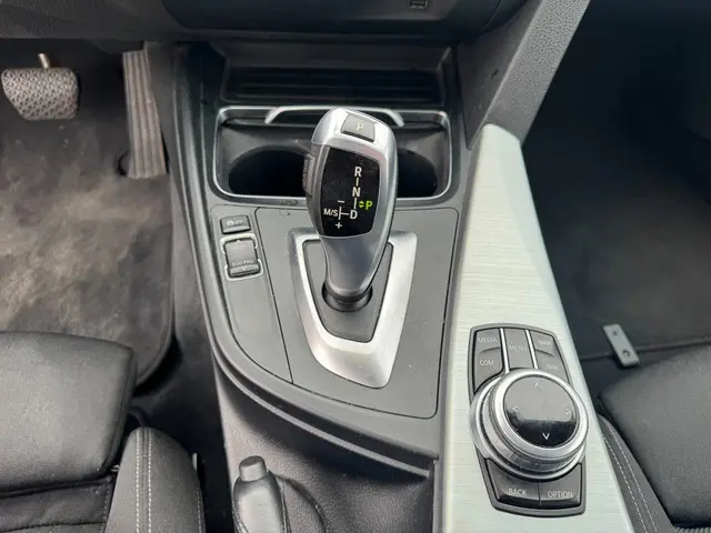 BMW 3 Serie Touring 318i Executive 2017 Benzine 21