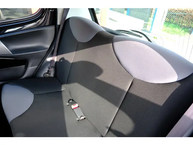 Peugeot 107 1.0 Blue Lease 5-drs Airco 2013 Benzine 16