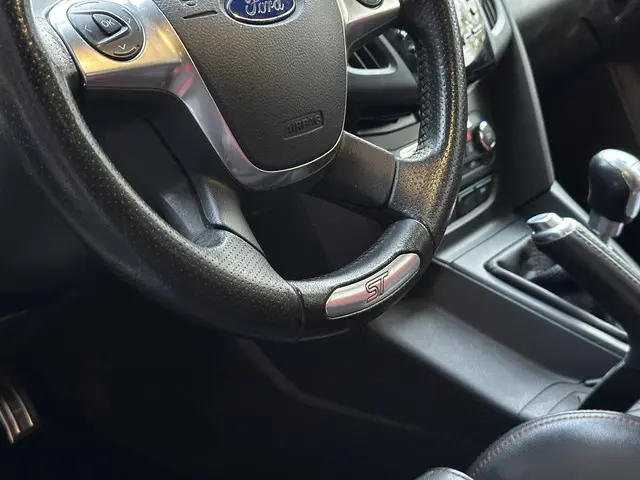 Ford Focus Wagon 2.0 EcoBoost ST-2 2013 Benzine 24