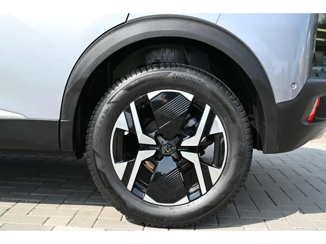 Peugeot 2008 1.2 Hybrid 136 GT 2024 Hybride Benzine 11
