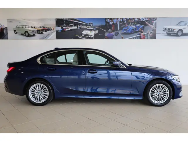BMW 3 Serie Sedan 320i 2019 Benzine 3