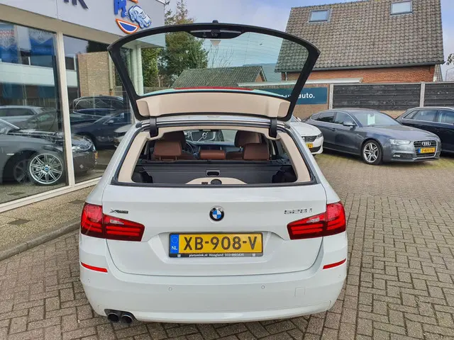 BMW 5 Serie Touring 528xi High Executive 2014 Benzine 30