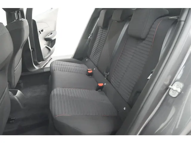 Peugeot 2008 PureTech 130 Active 2023 Benzine 28