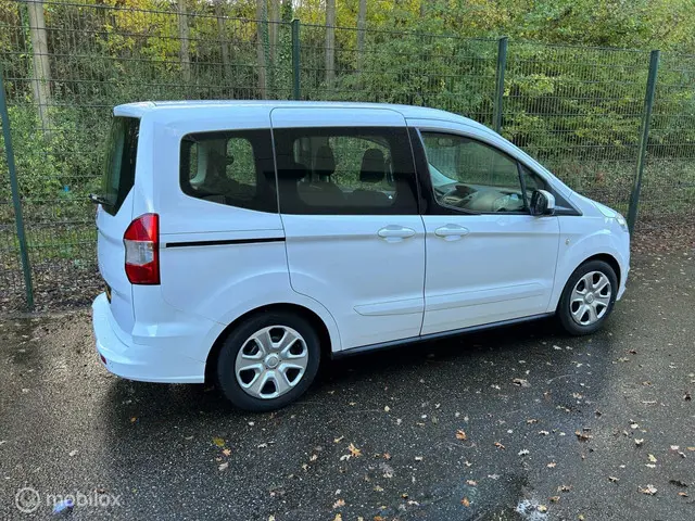 Ford Tourneo Courier 1.0 Titanium 2014 Benzine 17