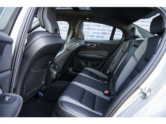 Volvo S60 2.0 B4 Plus Dark 2023 Benzine 8