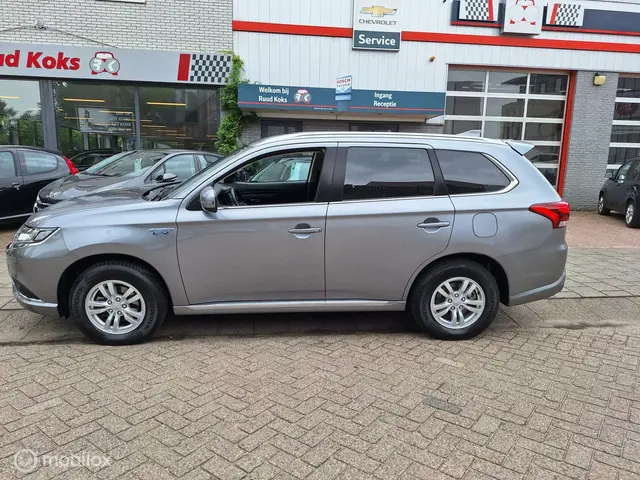 Mitsubishi Outlander 2