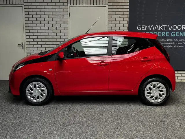 Toyota Aygo 1.0 VVT-i x-play automaat 2021 Benzine 3