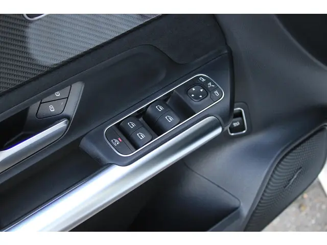 Mercedes-Benz B-Klasse 180 AMG 2019 Benzine 25