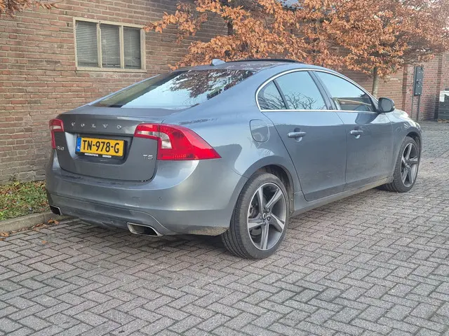 Volvo S60 2.0 T5 Summum 2016 Benzine 2