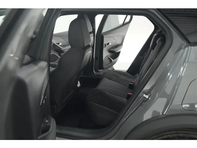 Peugeot 2008 PureTech 130 EAT8 GT 2024 Benzine 31