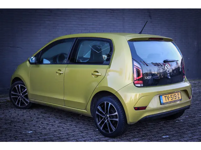 Volkswagen up! 1.0 BMT move up! 2018 Benzine 2