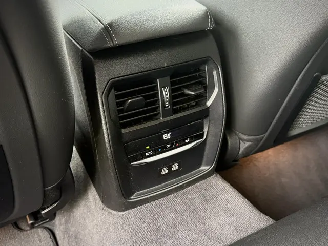 BMW 3 Serie 318i High Executive 2021 Benzine 24