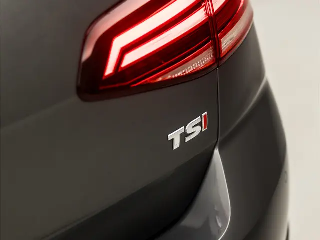 Volkswagen Golf 1.4 TSI Highline R Sport 2017 Benzine 28