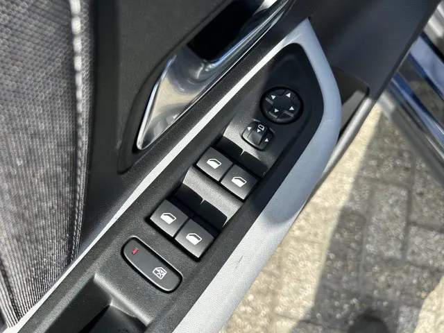 Citroën C4 1.2 Hybrid 145pk Max 2025 Hybride Benzine 8