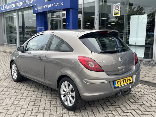 Opel Corsa 1.4-16V Cosmo 2012 Benzine 6