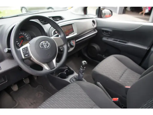 Toyota Yaris 1.3 VVT-i Now 2013 Benzine 8