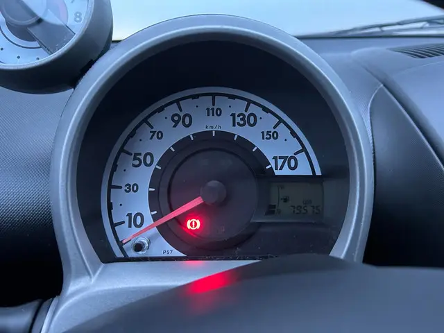 Peugeot 107 1.0 Active 2014 Benzine 6