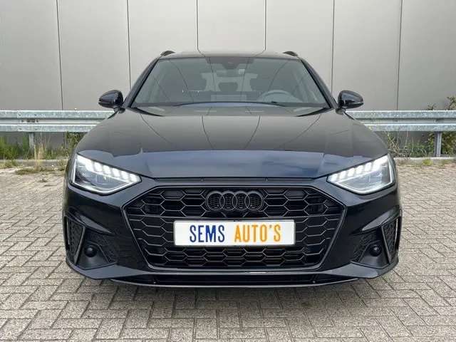 Audi A4 Avant 40 TFSI S-Line Competition 2023 Benzine 8
