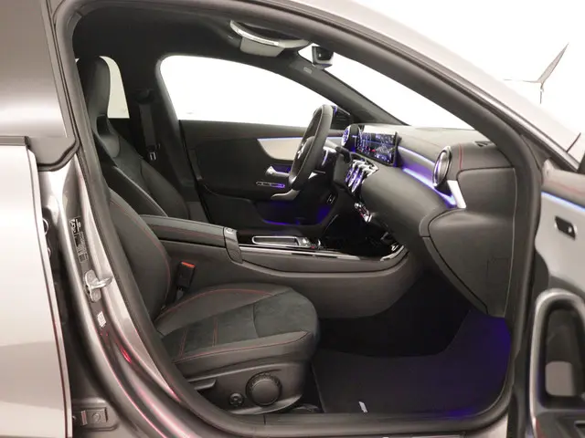 Mercedes-Benz CLA 180 AMG Line 2024 Hybride Benzine 24