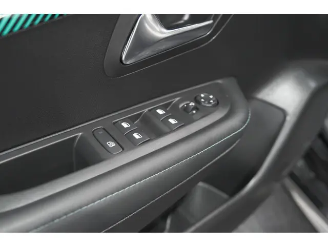 Peugeot 208 PureTech 100 Allure Pack 2023 Benzine 23