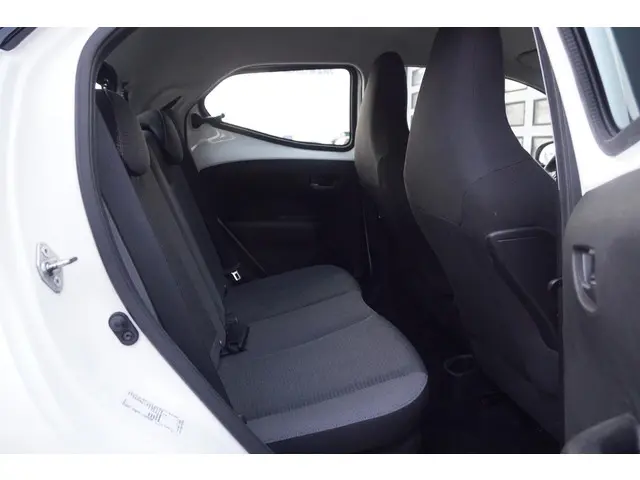 Toyota Aygo 1.0 VVT-i x-play 2021 Benzine 7