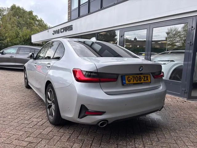 BMW 3 Serie 320i High Executive Edition 2020 Benzine 4