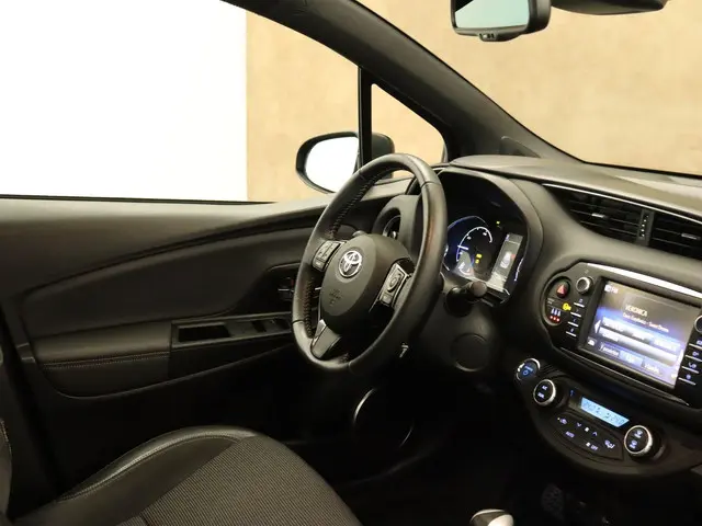 Toyota Yaris 1.5 Hybrid Business 2017 Benzine 6